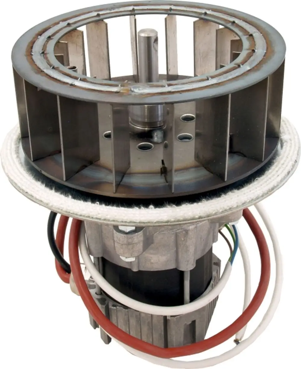 Saugzuggebläse von Wolf, gefertigt aus Metall, mit mehreren Anschlussleitungen und einem rotierenden Ventilator, zur Nutzung in Heizsystemen.